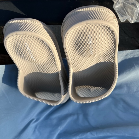 NWOT Women Slides - Picture 3 of 4